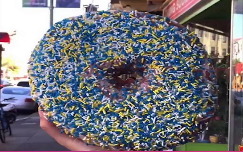 Tren Heboh, Donat Super Besar Seperti Raksasa